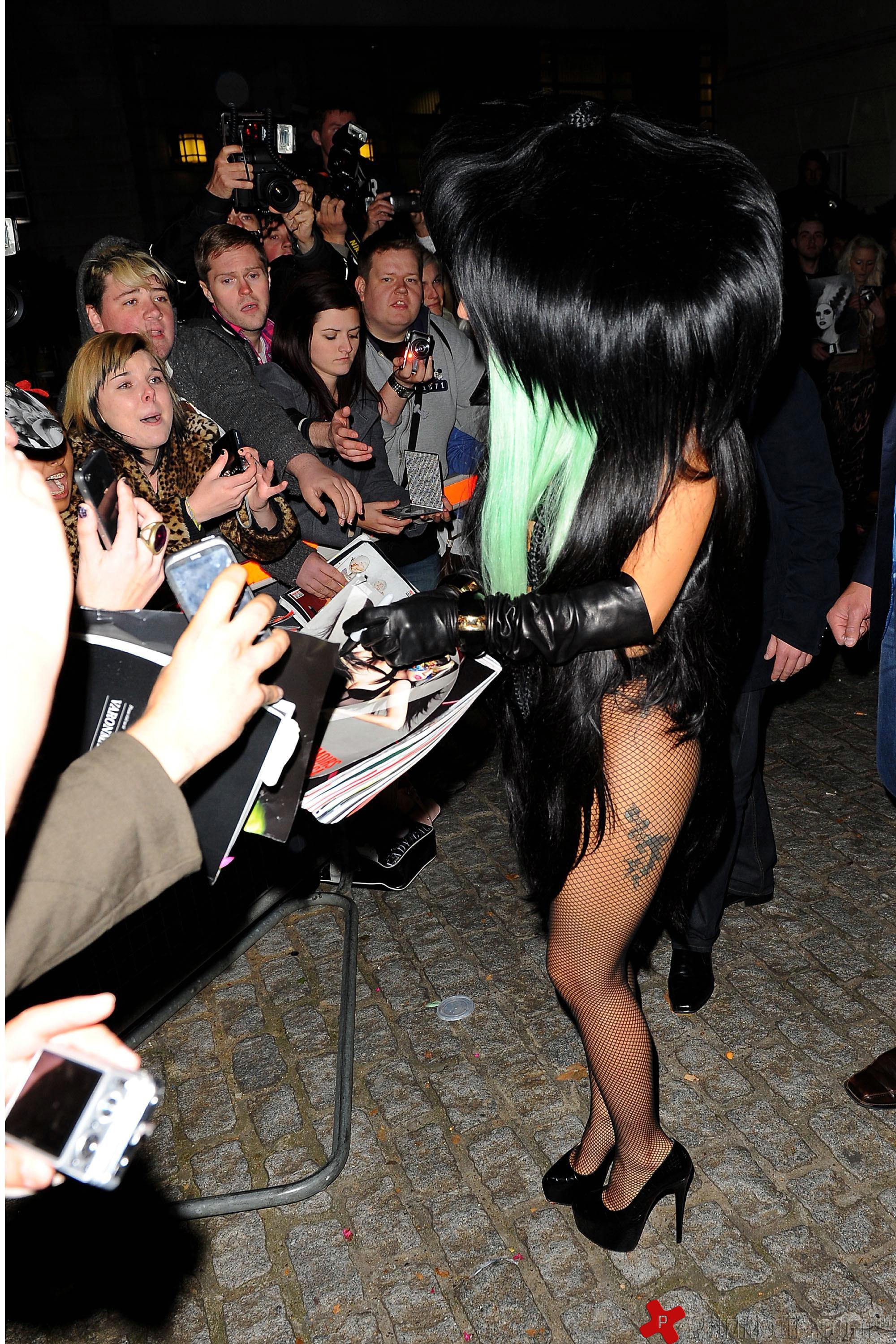 Lady Gaga showing lots of skin as she leaves her London hotel - Photos | Picture 96718